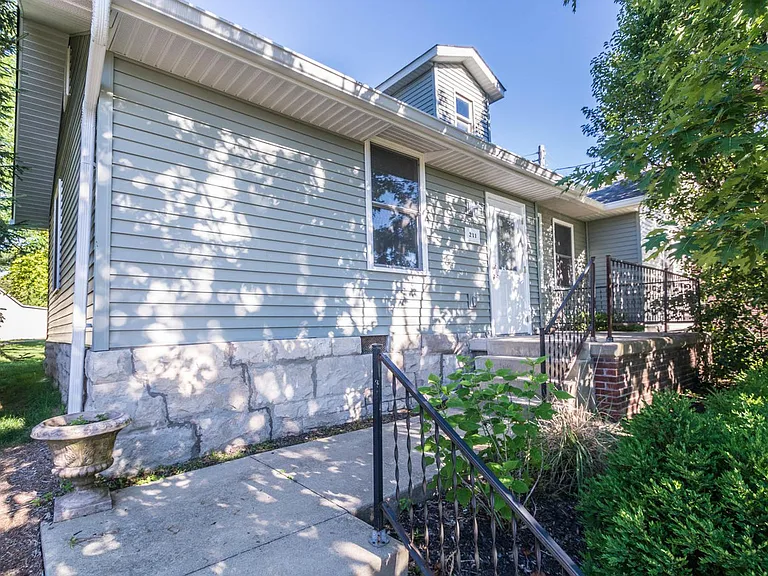 211 N Madison St — Photo 1
