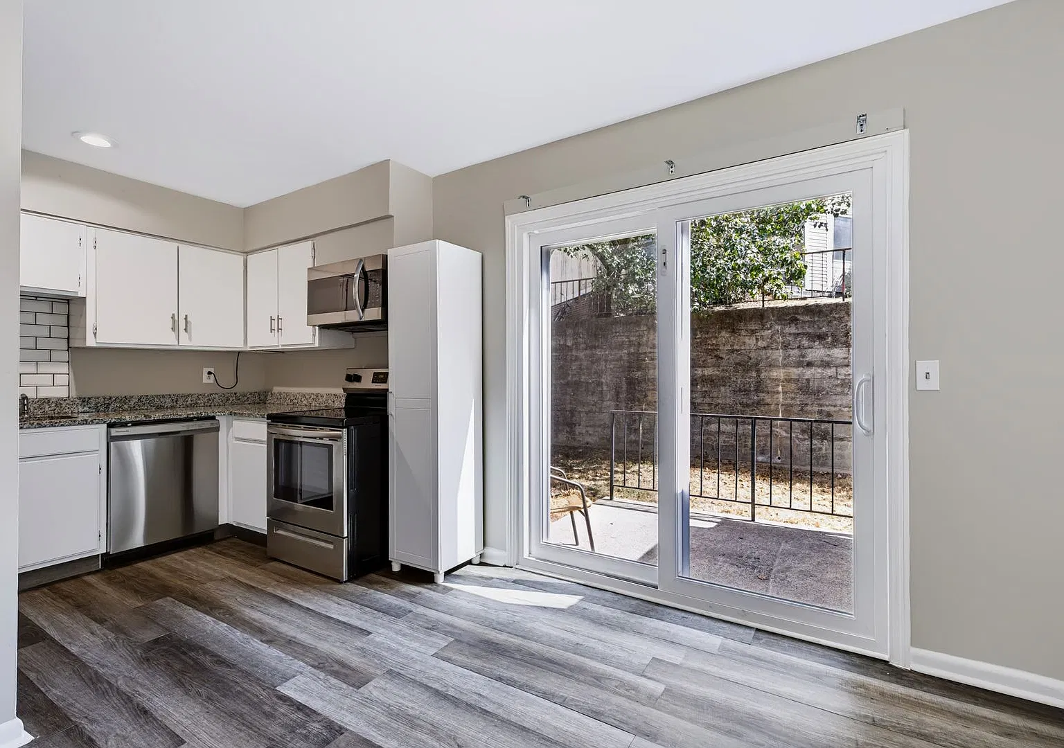 Updated 2BR/1.5BA Condo in South Nashville Washer & Dryer Included! close to Brentwood! — Photo 1