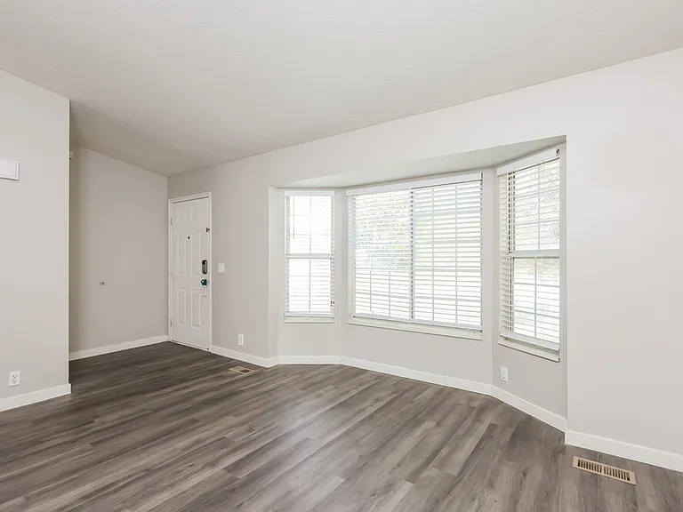 5902 S Woodview Dr — Photo 6