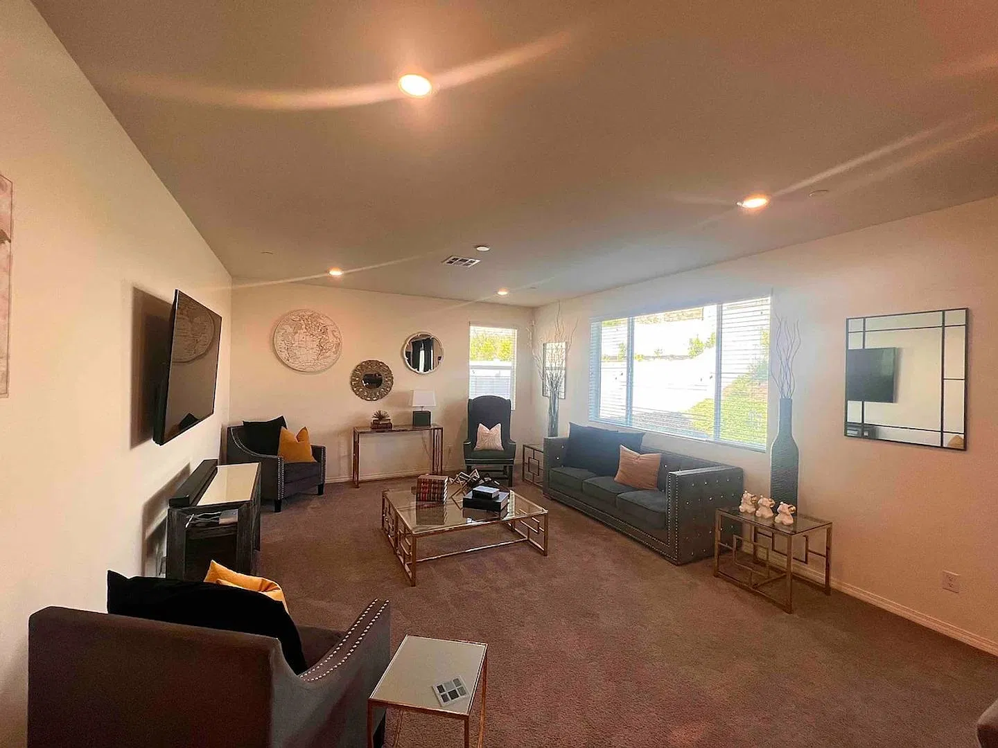 Spacious Corner Lot ResidenceShadow Rock Community — Photo 2