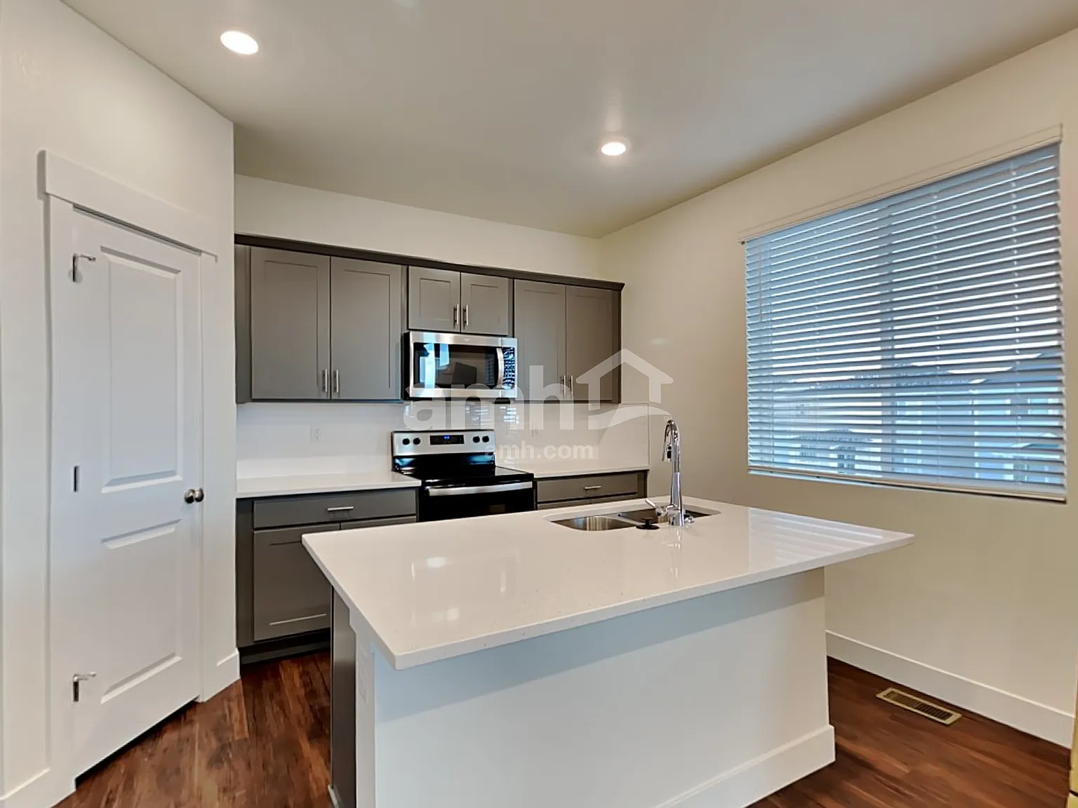 4 bed, 3.5 bath, 2419 sqft, $2,895 — Photo 3