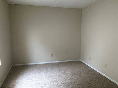 4th image of 300 Edgewood Dr APT 1