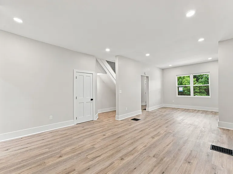 325 N Aiken Ave — Photo 5