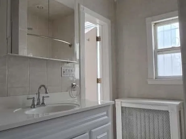 207 Jewett Avenue image 9 of 14