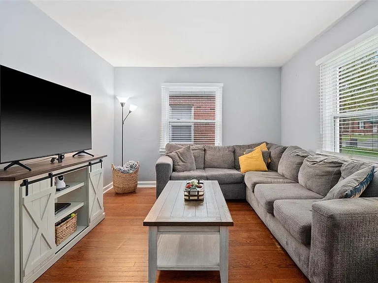 2311 Goodale Ave — Photo 3