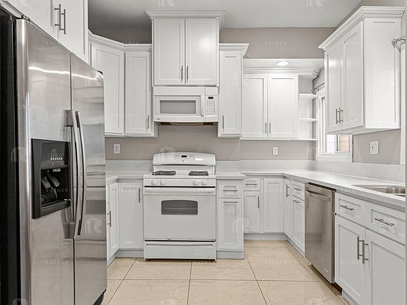 4th image of 335 N Mariposa Ave APT 4