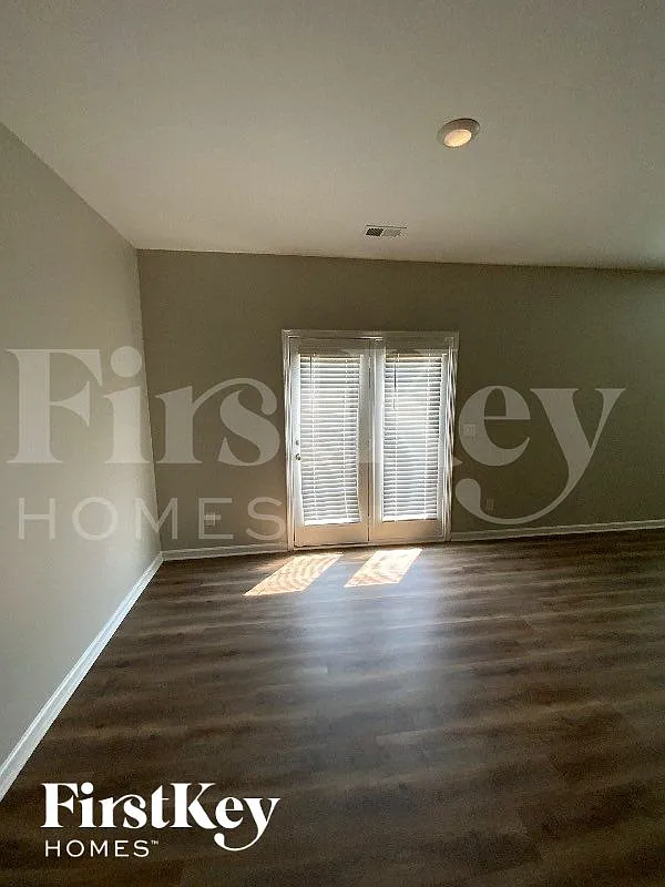 4 bed, 2.5 bath, 2406 sqft, $2,285 — Photo 4