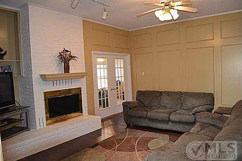 5th image of 1909 Pebblewood Dr