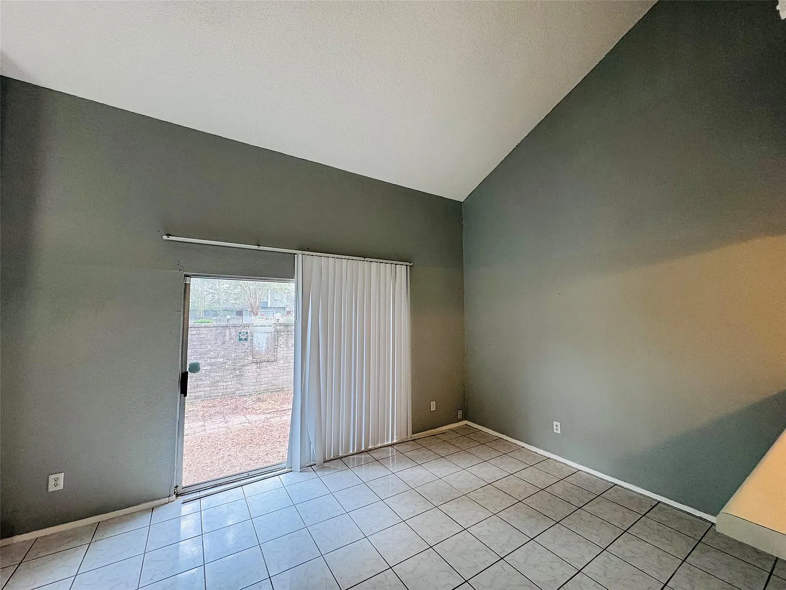 2 bed, 1.5 bath, 1332 sqft, $1,600 — Photo 3