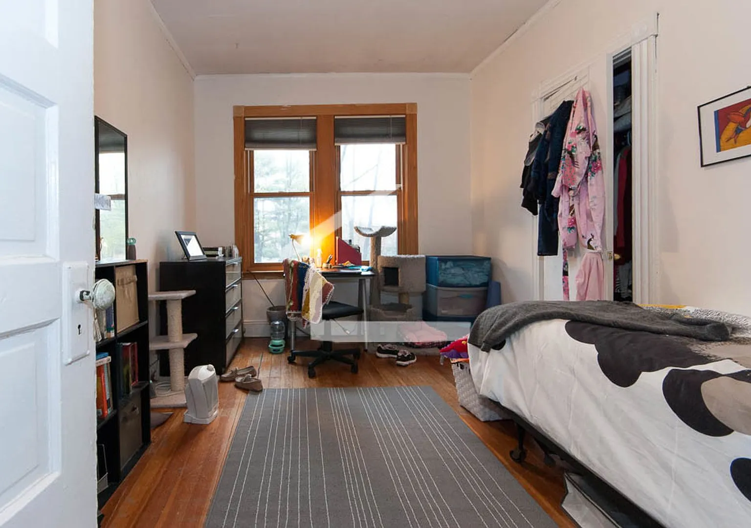 Charming 5 Bedroom-No Broker Fee — Photo 3