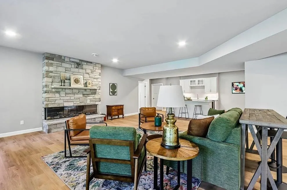 4 bed, 3.0 bath, 5883 sqft, $8,995 — Photo 3