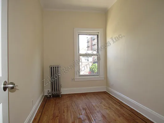 Rented by Zikos Realty Services | media 16