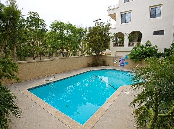 5th image of 451 S Barrington Ave APT 101