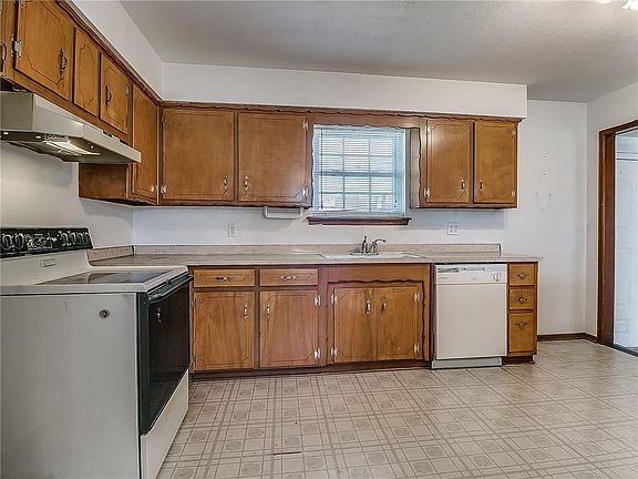 5th image of 4772 SE 28th St