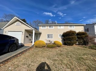 67 Brittle Ln, Hicksville, NY 11801