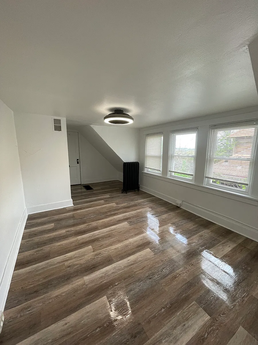 Building Photo - 1435 Elm St #3