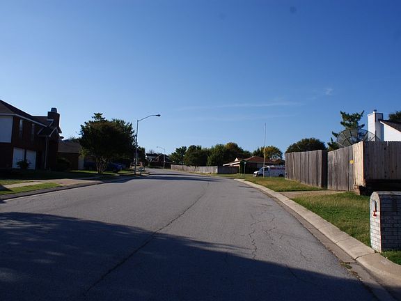 4th image of 633 Little Fox Ln