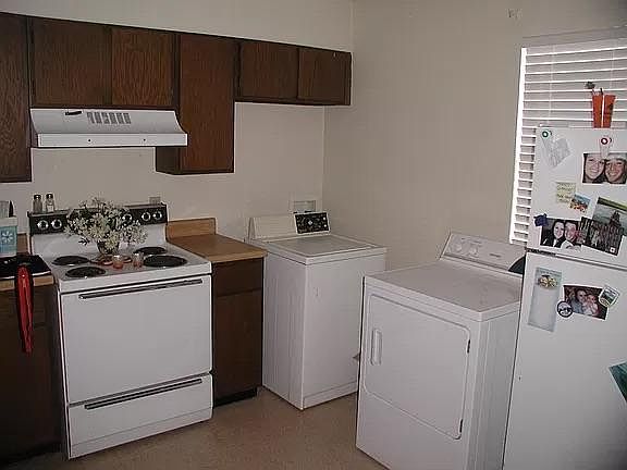 3rd image of 811 W Highpoint Dr