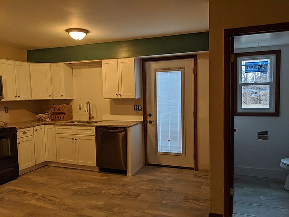 2nd image of 25 Winne Pl APT B