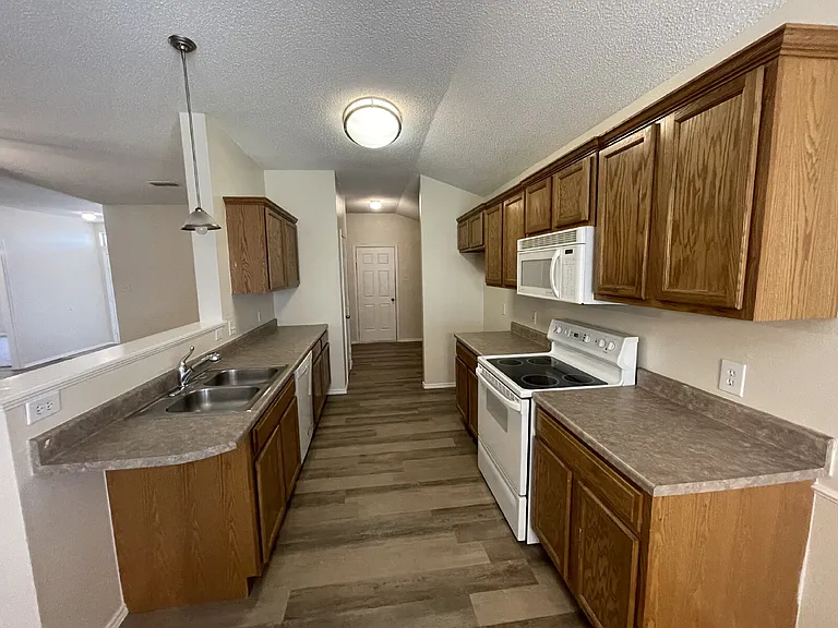 1605 Kirby Ave — Photo 4