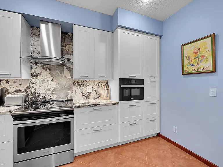 2922 Port Royale Ln S — Photo 17