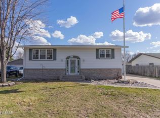 713 Great Plains Ct, Grand Forks, ND 58201