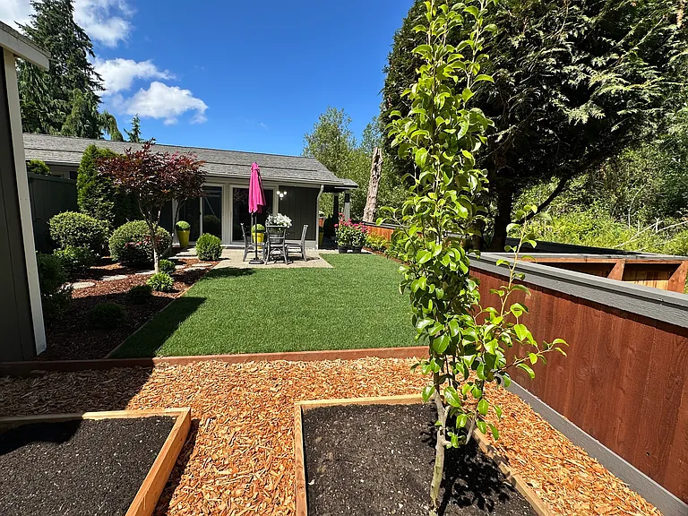 838 Phoenix St NE — Photo 20