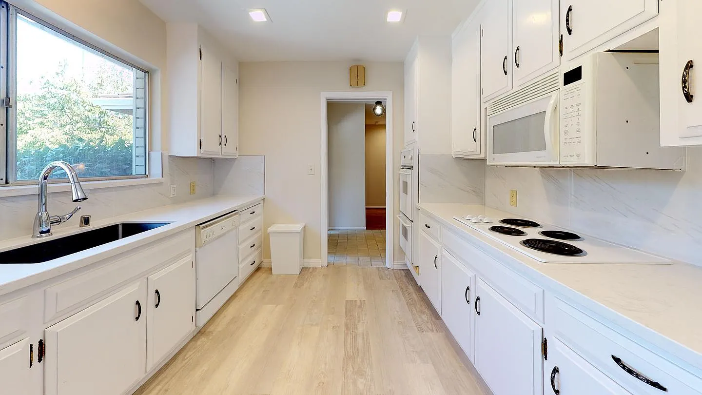 Private Bedroom in Bright Mountain View Home With Spacious Backyard — Photo 4