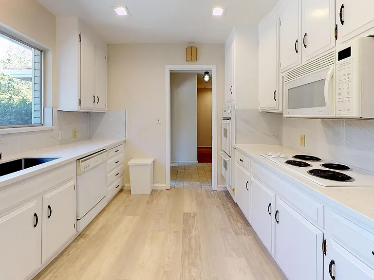 1233 Levin Ave — Photo 4