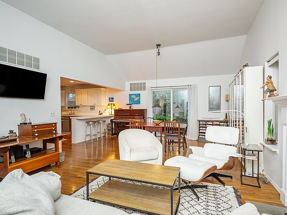 3rd image of 98 Thomas Ave
