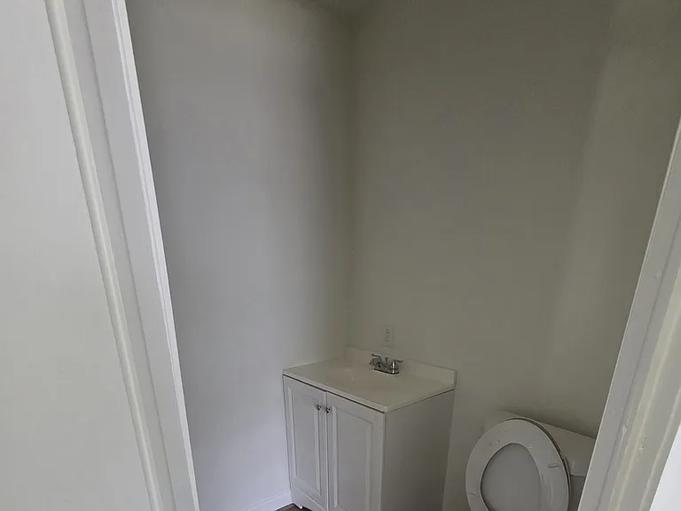 709 W Washington St — Photo 4