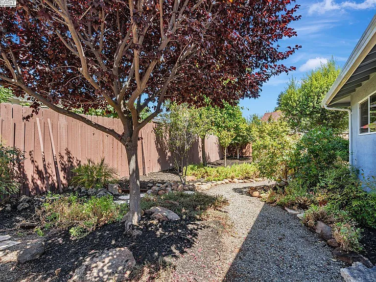 41819 Mahoney St — Photo 37