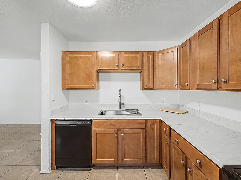 Twin Palms Apartments — Photo 4