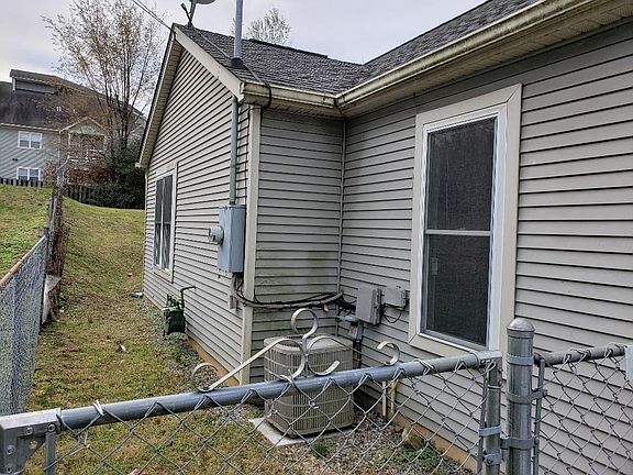 2nd image of 918 Loudon Ave NW