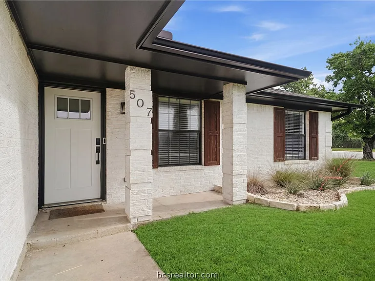 507 Lansing Ct — Photo 2