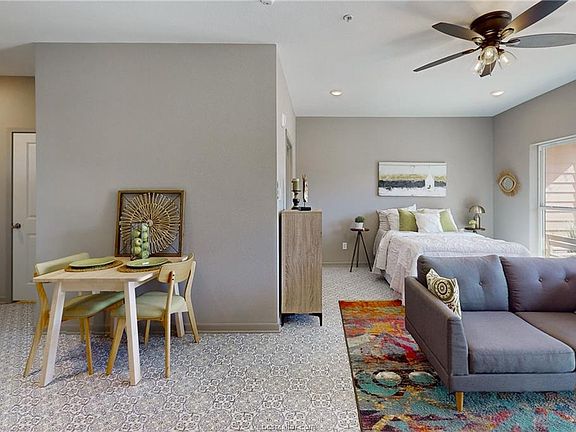 3rd image of 101 W 33rd St #205