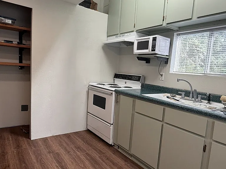 20 NE Saber Dr — Photo 1