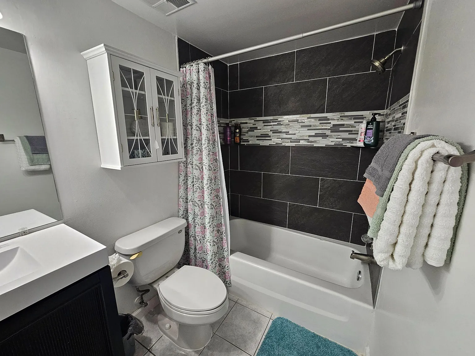 1 bed, 2.0 bath, 975 sqft, $2,049 — Photo 2
