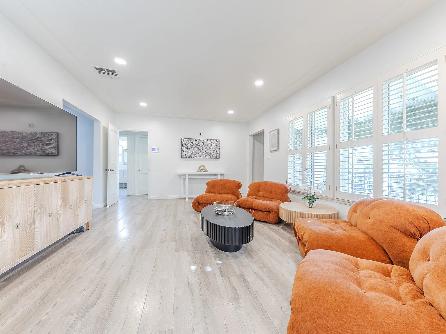 4 bed, 2000 sqft, $8,900 — Photo 2
