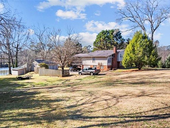 3rd image of 8 Lakemoore Dr NE