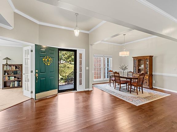 5th image of 121 Century Oaks Dr