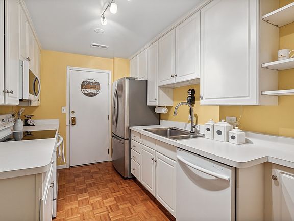 5th image of 901 Hinman Ave APT 4H