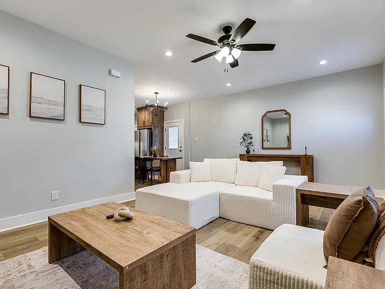1045 Holiday Dr — Photo 9