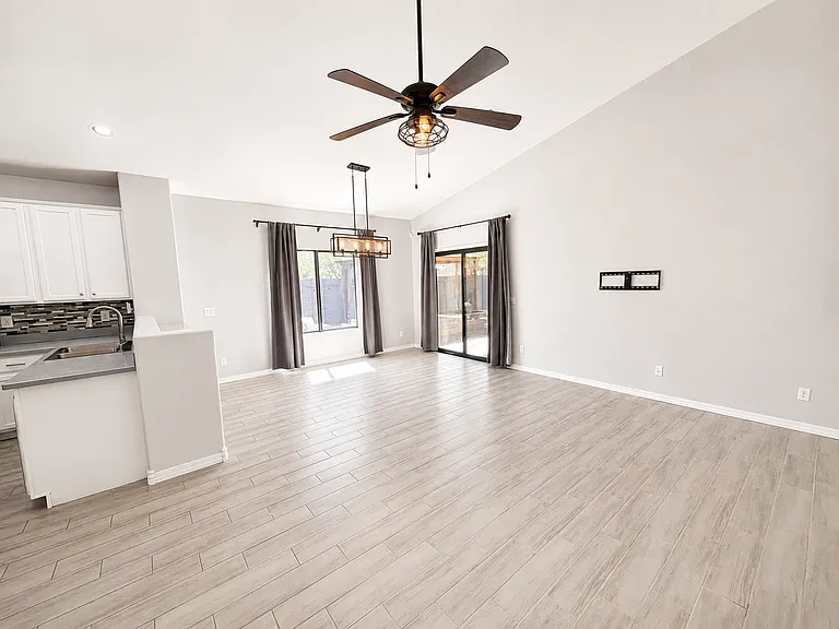 1207 W Carson Rd — Photo 10