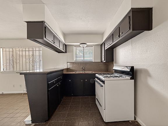 4th image of 2712 Oakcliff St