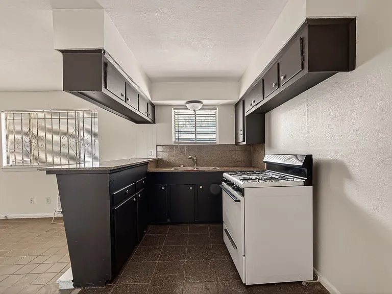 2712 Oakcliff St — Photo 4
