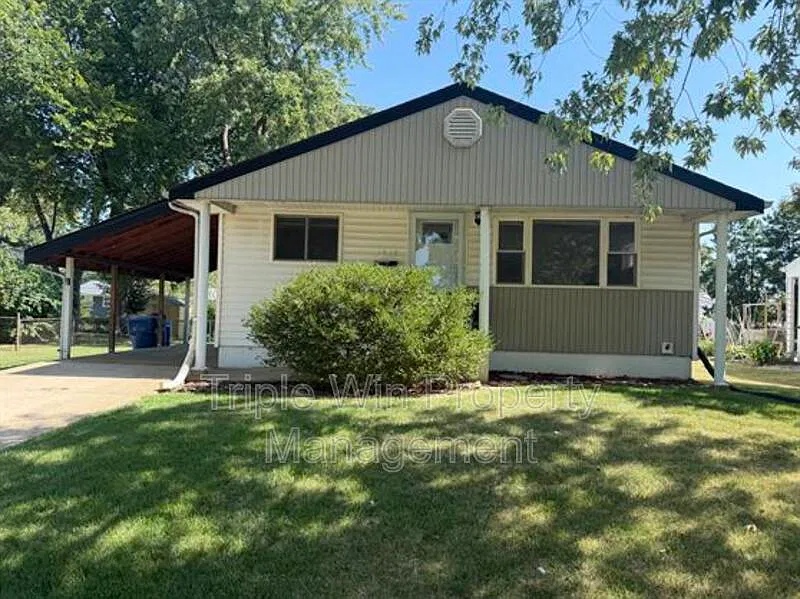 3 bed, 1.0 bath, 936 sqft, $1,495 — Photo 2