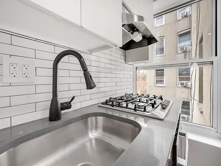 629 E 5th St #10 — Photo 3