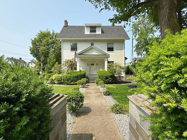 374 King St