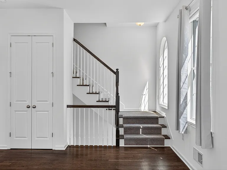 60 Roosevelt Dr — Photo 23
